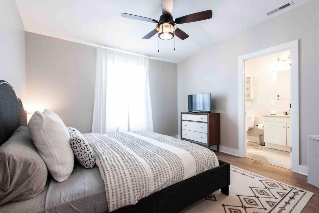 Newly Renovated 3 Bedroom Shelby Park Home **Free Parking** Луисвил Екстериор снимка