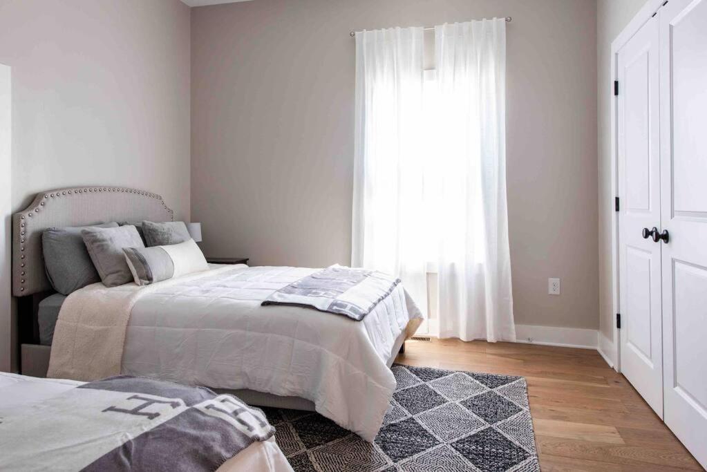 Newly Renovated 3 Bedroom Shelby Park Home **Free Parking** Луисвил Екстериор снимка