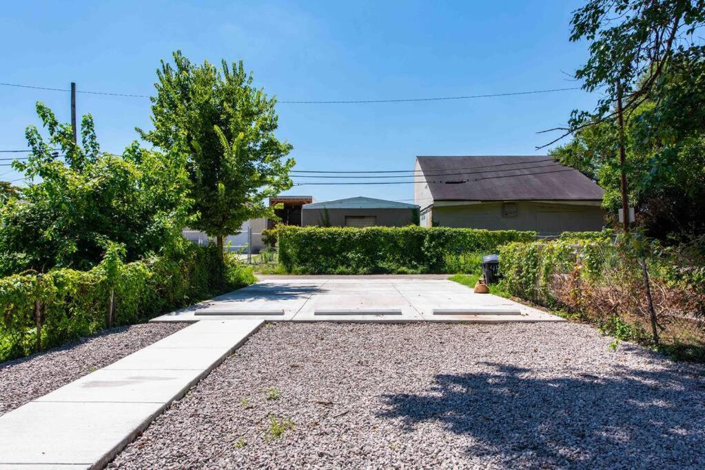 Newly Renovated 3 Bedroom Shelby Park Home **Free Parking** Луисвил Екстериор снимка