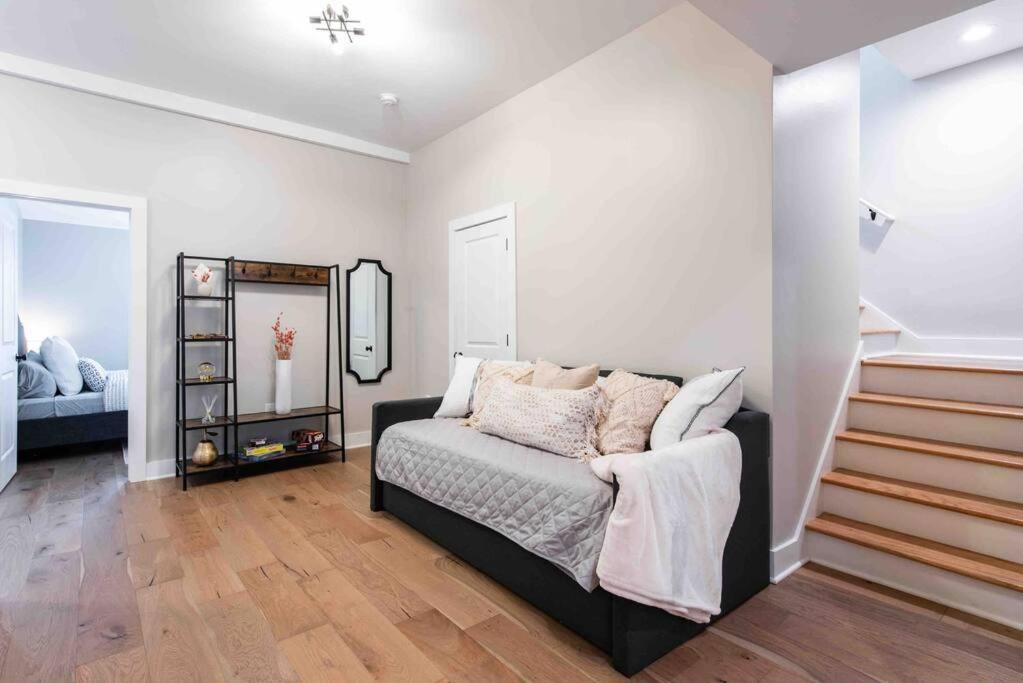 Newly Renovated 3 Bedroom Shelby Park Home **Free Parking** Луисвил Екстериор снимка