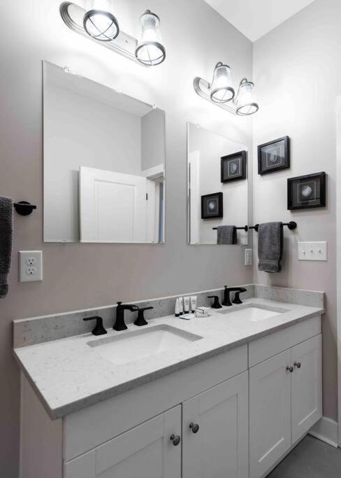 Newly Renovated 3 Bedroom Shelby Park Home **Free Parking** Луисвил Екстериор снимка