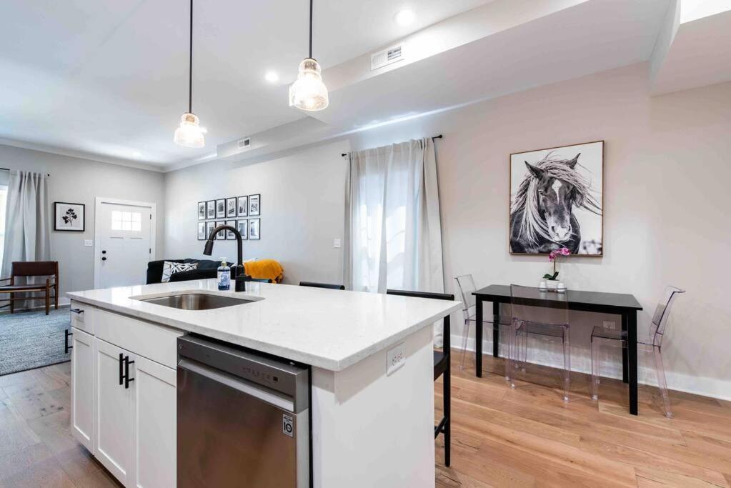 Newly Renovated 3 Bedroom Shelby Park Home **Free Parking** Луисвил Екстериор снимка