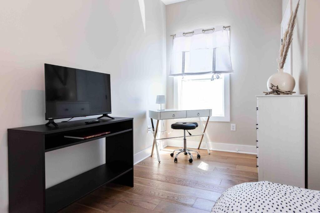 Newly Renovated 3 Bedroom Shelby Park Home **Free Parking** Луисвил Екстериор снимка