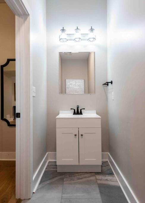 Newly Renovated 3 Bedroom Shelby Park Home **Free Parking** Луисвил Екстериор снимка