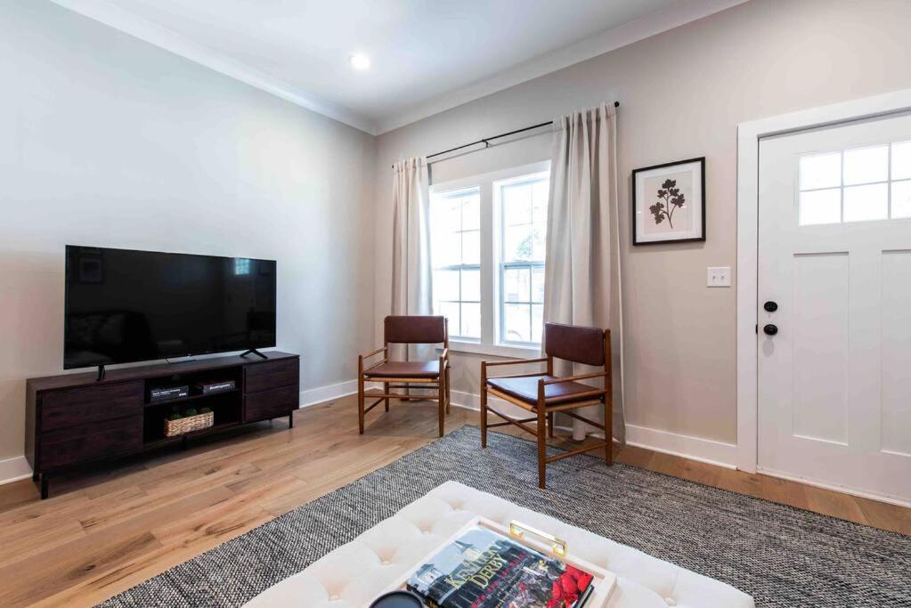 Newly Renovated 3 Bedroom Shelby Park Home **Free Parking** Луисвил Екстериор снимка
