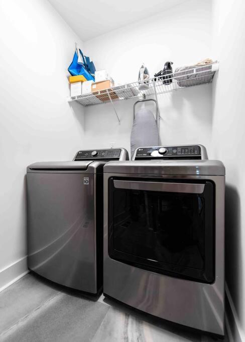 Newly Renovated 3 Bedroom Shelby Park Home **Free Parking** Луисвил Екстериор снимка