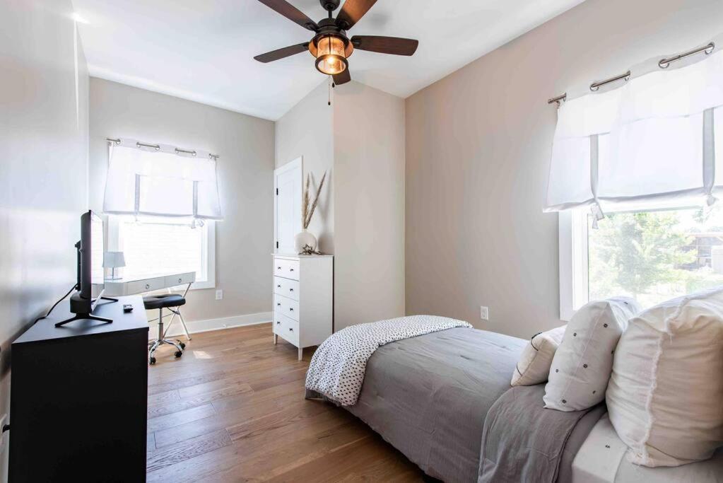 Newly Renovated 3 Bedroom Shelby Park Home **Free Parking** Луисвил Екстериор снимка