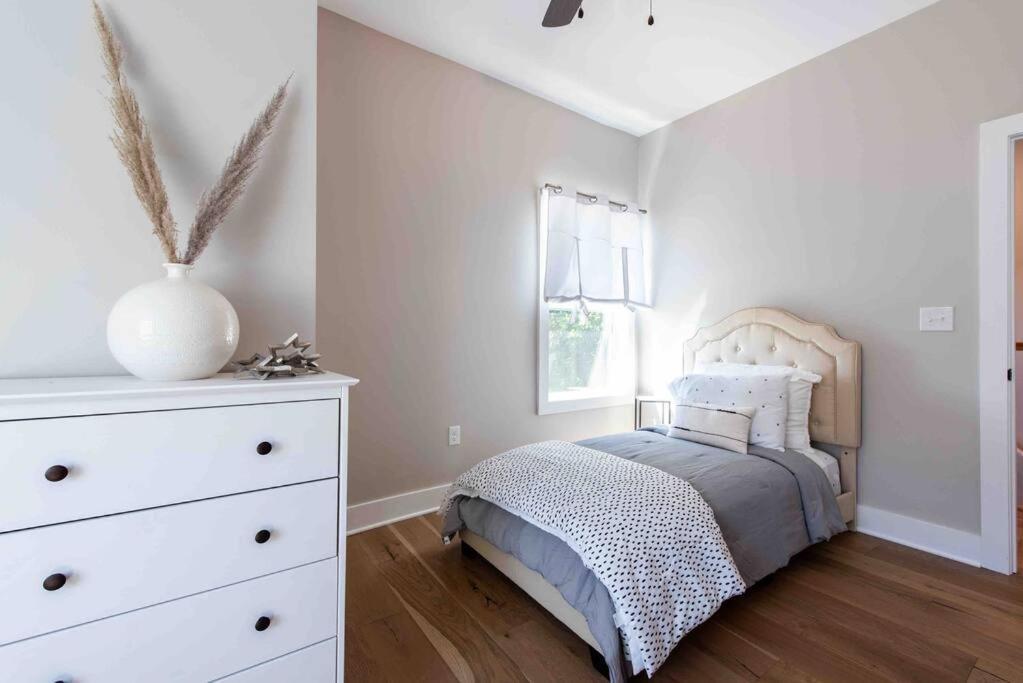 Newly Renovated 3 Bedroom Shelby Park Home **Free Parking** Луисвил Екстериор снимка