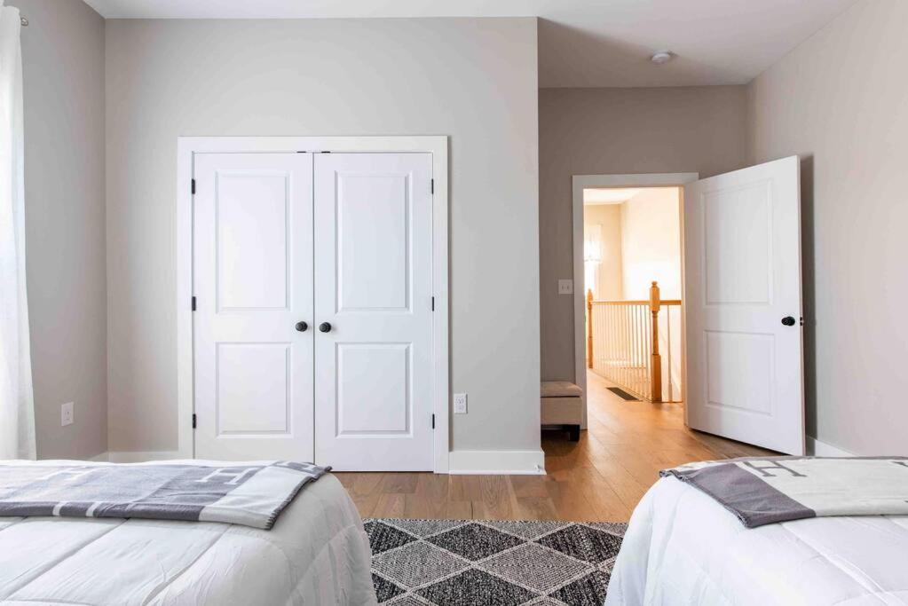 Newly Renovated 3 Bedroom Shelby Park Home **Free Parking** Луисвил Екстериор снимка